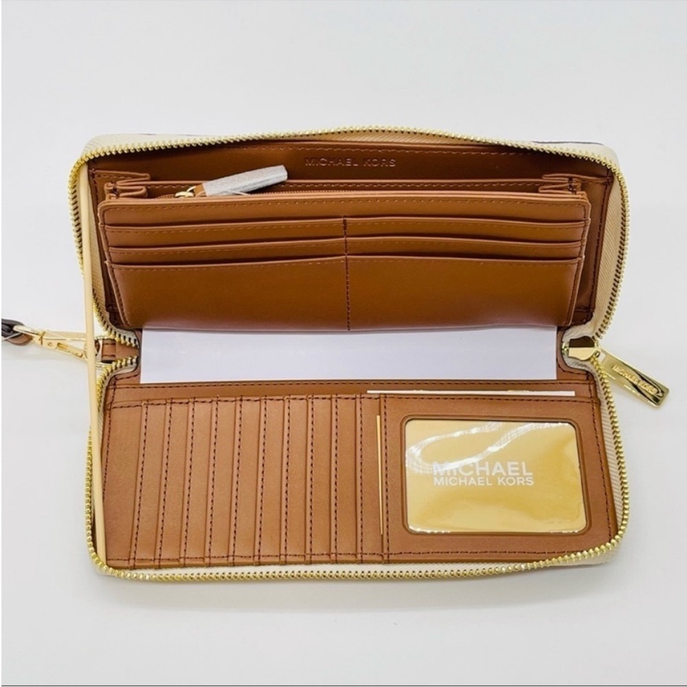 Michael Kors Continental Wallet
Wristlet Vanilla - Picture 5 of 9